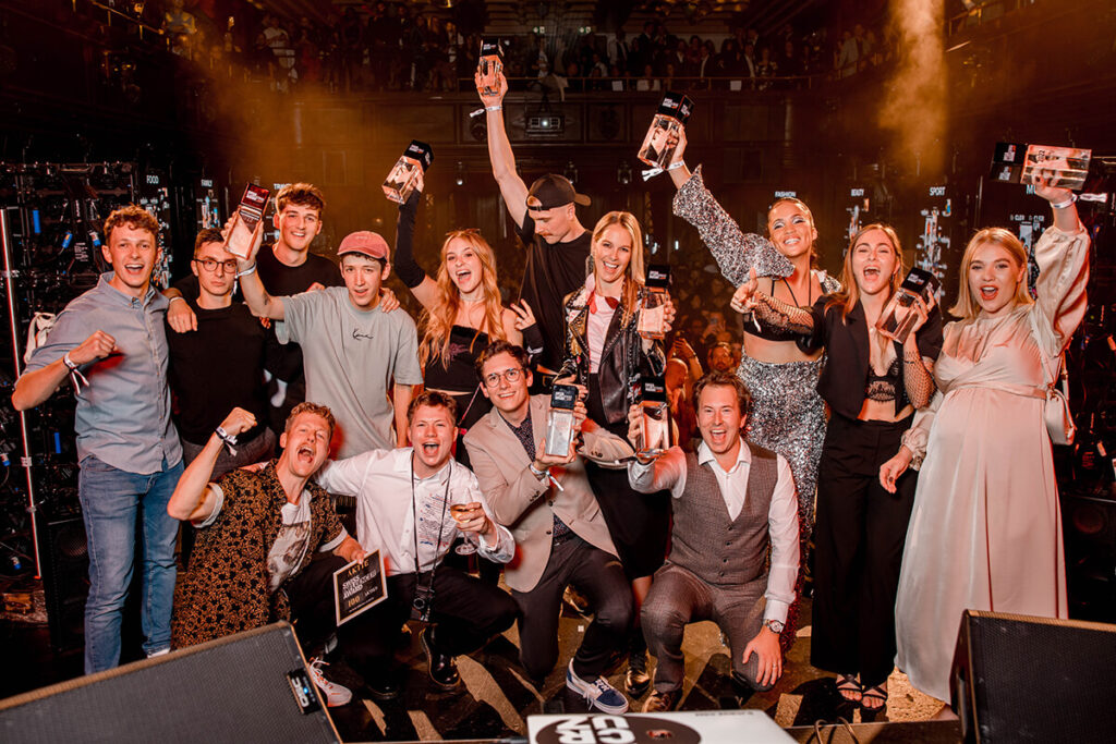 Image of the Swiss Influencer Award winners, presenting their trophies proudly